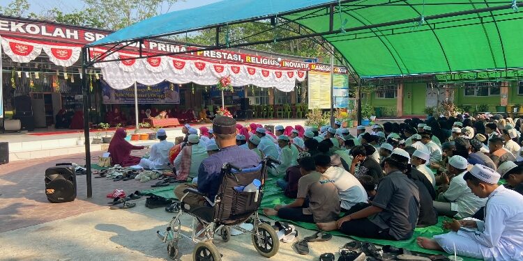 FOTO: DIAN/MATA KALTENG - Peserta didik SMPN 2 Sampit saat bersholawat menyambut bulan Maulid Nabi Muhammad SAW, 27 September 2023.