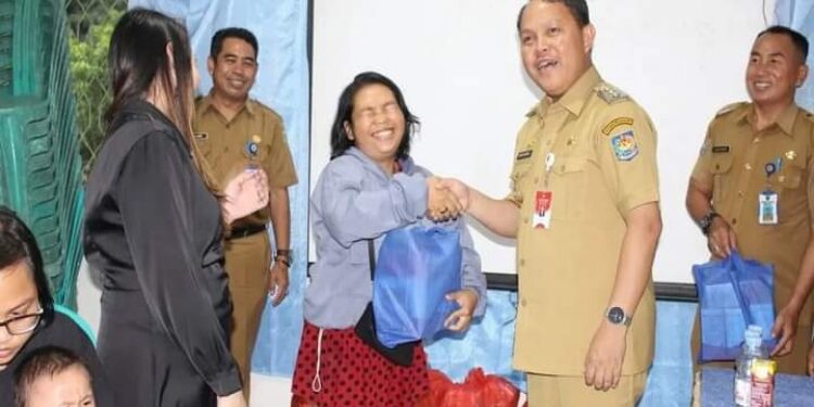 FOTO: IST/MATAKALTENG - Pj Bupati Barsel saat memberikan bantuan kepada warga di desa Tamparak Layung kecamatan Gunung Bintang Awai.