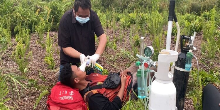 FOTO: MATAKALTENG - Ketua Tim ERP, Jean Steve, saat memberikan pertolongan medis berupa oksigen, kepada personel yang terkepung asap karhutla.