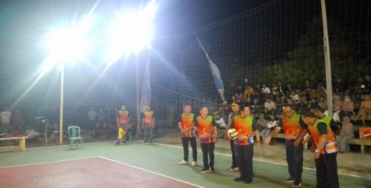 FOTO : AKH/MATAKALTENG - Pj Bupati Sukamara Kaspinor saat akan melempar bola sebagai tanda dimulainya turnamen bola voli Sukamara Cup 2023.