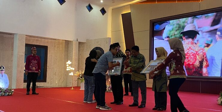 FOTO : AKH/MATAKALTENG - Bupati dan Wakil Bupati Sukamara periode 2018-2023 saat menerima cinderamata dari PWI Sukamara