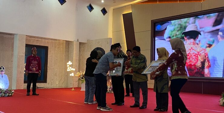 FOTO : AKH/MATAKALTENG - Bupati dan Wakil Bupati Sukamara periode 2018-2023 saat menerima cinderamata dari PWI Sukamara