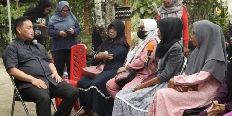 FOTO: IST/MATA KALTENG - Bupati Kotim, H Halikinnor saat meninjau program bantuan perbaikan rumah warga belum lama ini.