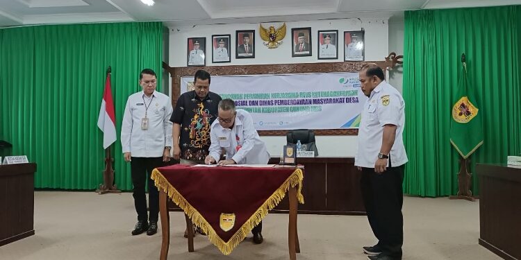 DISKOMINFO SANTIK/MATA KALTENG : Pj Sekda Gumas Richard menyaksikan penandatanganan MoU antara dinas sosial dan DMPD dengan BPJS Ketenagakerjaan Palangka Raya, di ruang rapat lantai 1 kantor bupati, Rabu 27 September 2023.