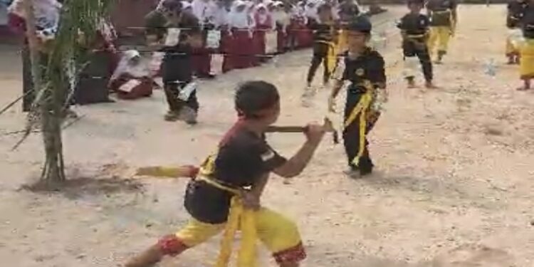 FOTO: DISDIK/MATA KALTENG - Siswa SDN 3 Kota Besi saat memainkan lawang sakepeng.