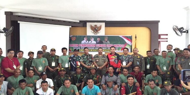 FOTO: IST/MATAKALTENG - Kasatpol PP Kotim, Fuad Sidiq bersama peserta pelatihan peningkatan SDM, Jumat 29 September 2023.