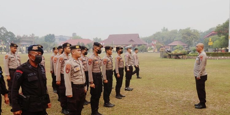 FOTO: RZL/MATAKALTENG - Wakapolda Kalteng, Brigjen Pol Mohamad Agung Budijono, saat memberikan arahan kepada personel yang diberangkatkan.