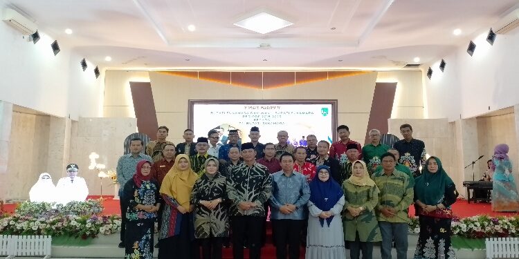 FOTO: AKH/MATAKALTENG - Pj Bupati Sukamara, Kaspinor, saat bersama Bupati dan Wabup Sukamara periode 2018-2023 dan Kepala SOPD dilingkungan Pemkab Sukamara.