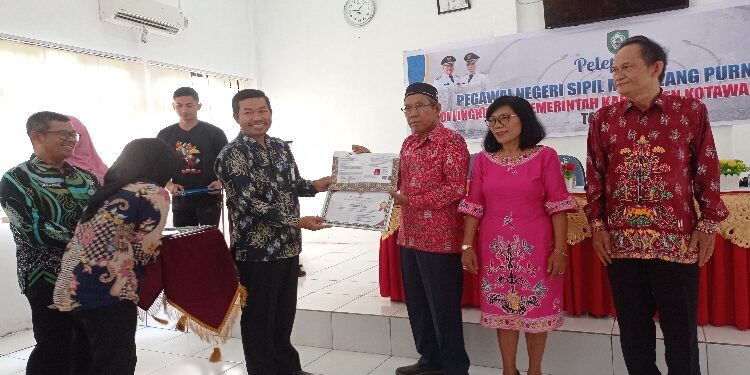 FOTO: DEVIANA/MATAKALTENG - Plt BKPSDM Kotim Kamaruddin Makalepu saat menyerahkan penghargaan kepada PNS yang purna tugas, Jumat 29 September 2023.