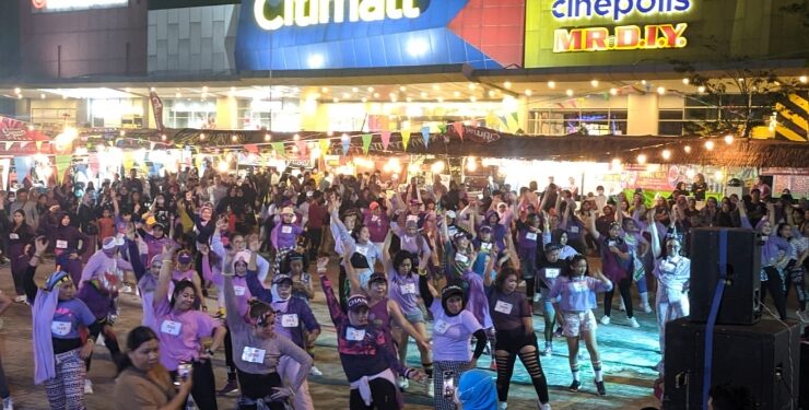 FOTO : IST/MATAKALTENG - Salah satu lomba yang digelar panitia Mentaya Bakul Festival di halaman parkir Citimall Sampit