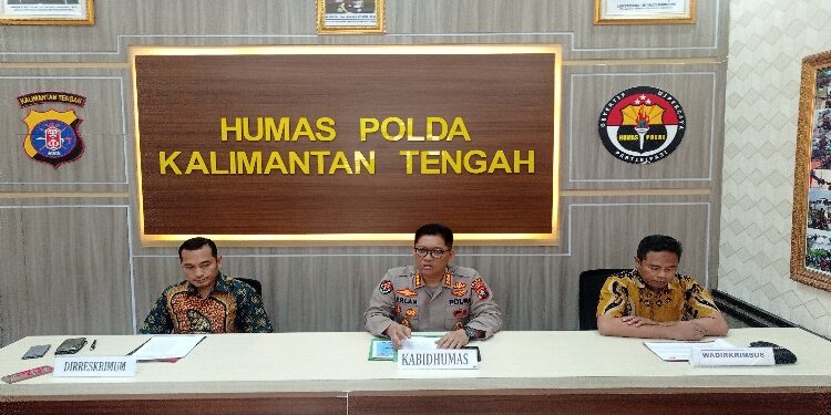 FOTO: RZL/MATAKALTENG - Jajaran Polda Kalteng, saat menggelar press release di Bidhumas.