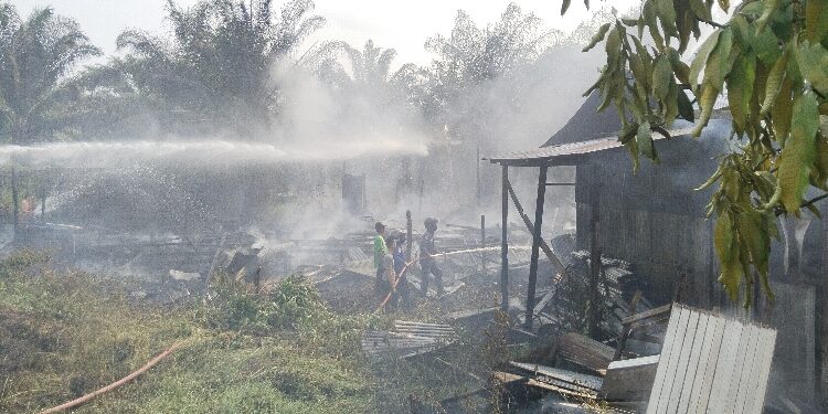 FOTO: AGUS/MATAKALTENG - Kebakaran yang terjadi fi Jalan Mucran Ali, Kecamatan Baamang, Kotim, Jumat 29 September 2023.