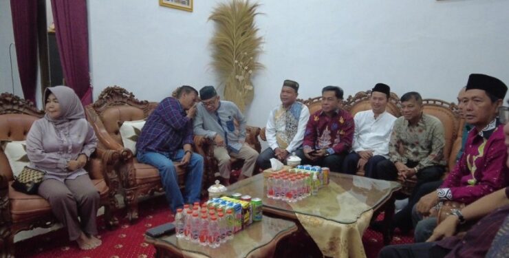 FOTO : IST/MATAKALTENG - Usai dilantik menjadi Pj Bupati Bartim, Indra Gunawan berkunjung di Rujab Pj Bupati Barsel, Deddy Winarwan.
