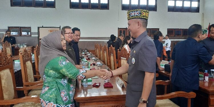 FOTO: IST/MATAKALTENG - Bupati Gumas Jaya S Monong saat bersalaman dengan salah satu anggota DPRD, pada rapat paripurna DPRD setempat, pekan lalu.