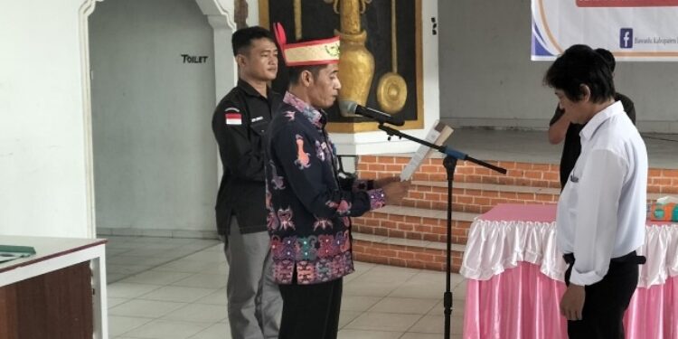 FOTO: MATAKALTENG - Pelantikan PAW Panwascam Barsel.