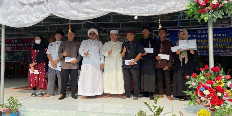 FOTO: DIAN/MATA KALTENG - Pemberian penghargaan kepada peserta didik berprestasi di SMPN 2 Sampit, 29 September 2023.