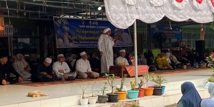 Foto: DIAN/MATA KALTENG - Ustaz Royan Judhi Akbar saat memberikan tausiyah di SMPN 2 Sampit belum lama ini.