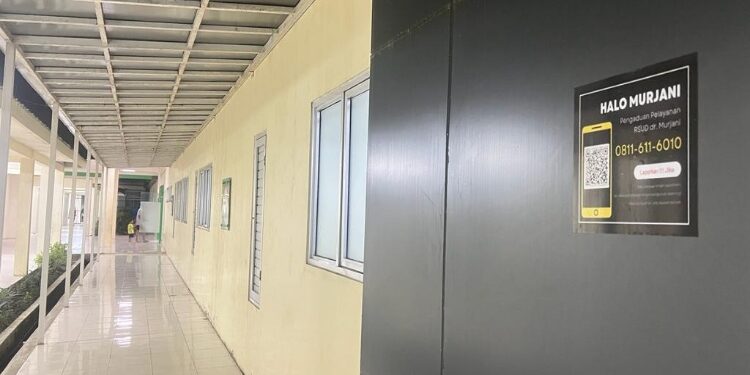 FOTO: DODY R/MATAKALTENG - Salah satu bentuk inovasi layanan RSUD dr Murjani Sampit yakni terpasang Hotline atau informasi layanan di salah satu pintu masuk ruangan pasien.