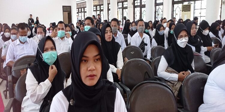 FOTO : DOK DEVIANA/MATAKALTENG - Peserta PPPK Kotim saat menerima SK bupati, beberapa waktu lalu.