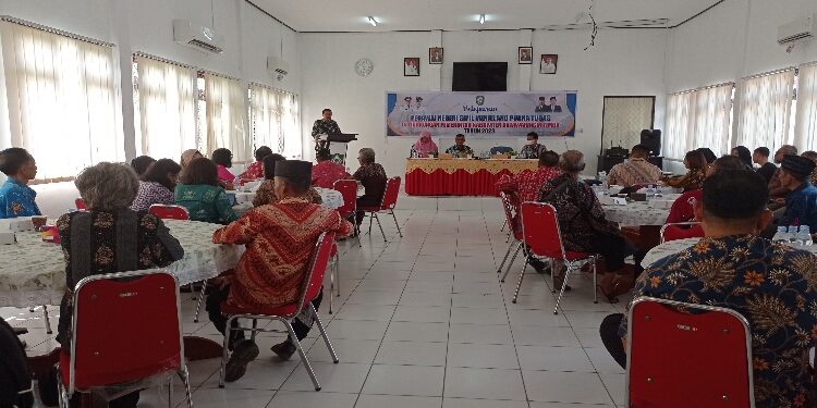 FOTO: DEVIANA/MATAKALTENG - Plt Kepala BKPSDM Kotim saat membuka ramah tamah PNS yang purna tugas, Jumat 29 September 2023.