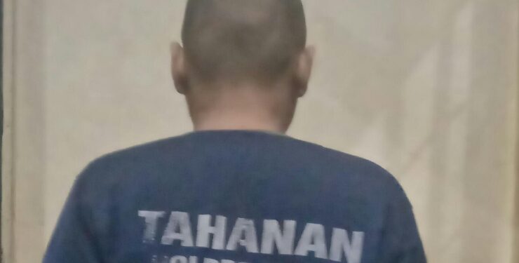 FOTO : IST/MATAKALTENG - R saat memakai baju tahanan Polres Kotim karena menjadi mucikari atau menjual wanita ke pria hidung belang.
