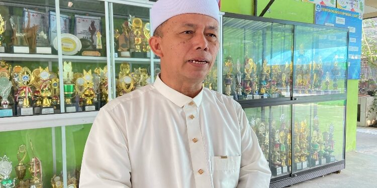 Kepsek SMPN 2 Sampit, Abdurrahman.