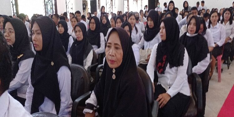 FOTO: DOK DEVIANA/MATAKALTENG - PPPK Nakes saat menerima SK Bupati Kotim Halikinnor, beberapa waktu lalu. 