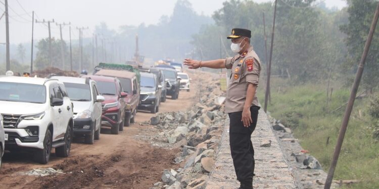FOTO: MATAKALTENG - Wakapolda Kalteng, Brigjen Pol Mohamad Agung Budijono, saat turun langsung mengatur lalu lintas di ruas Jalan Trans Kalimantan Kota Palangka Raya - Kabupaten Pulang Pisau.