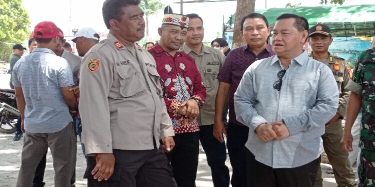 FOTO : DOK DEVIANA/MATAKALTENG - Bupati Kotim Halikinnor bersama rombongan saat meninjau pelaksanaan Pilkades, beberapa waktu lalu. 