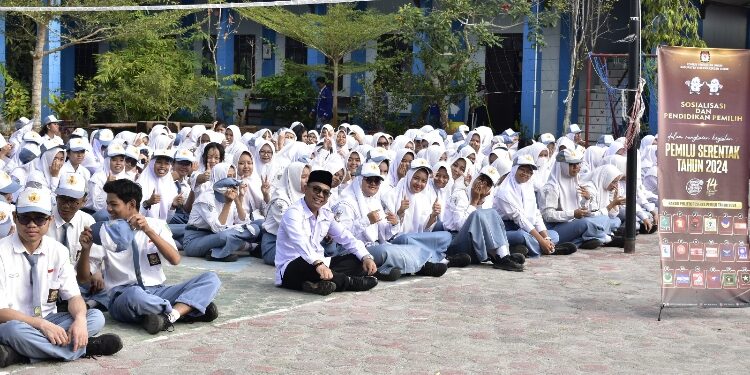 FOTO:DIAN/MATA KALTENG - Pelajar di SMAN 2 Sampit disela pelaksanaan sosialisasi Pemilu dari KPU Kotim belum lama ini.