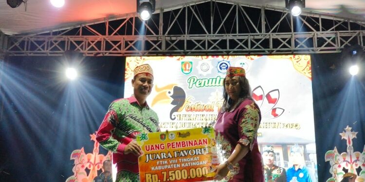 FOTO : ANR/MATAKALTENG - Ketua DPRD Kabupaten Katingan Marwan Susanto, saat menyerahkan piala dan uang pembinaan kepada juara favorit FTIK VIII tingkat Kabupaten Katingan.
