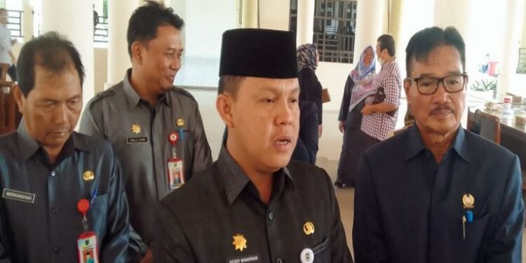FOTO: MATAKALTENG - Pj Bupati Barsel Deddy Winarwan, saat memberikan keterangan pers.