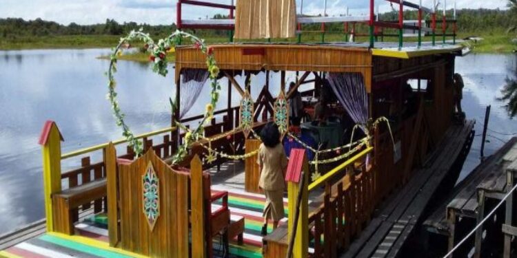 FOTO: MATAKALTENG - Kapal susur sungai di desa wisata sanggu,merupakan Ikon untuk lebih banyak lagi menarik minat para pengunjung yang datang ke wisata Sanggu.