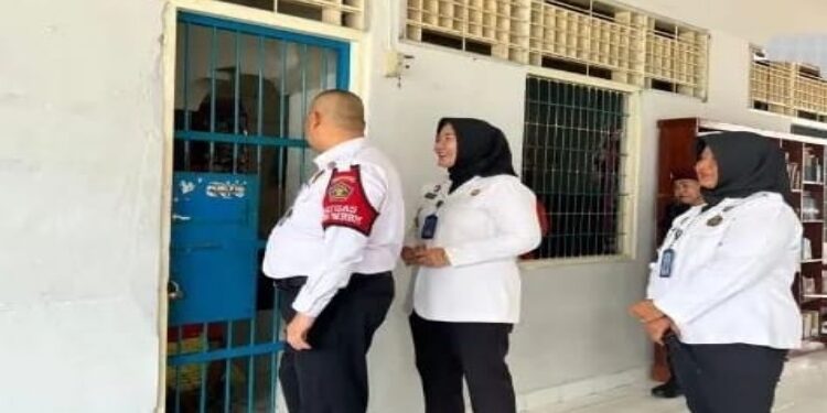 FOTO: MATAKALTENG - Kakanwil Hukum dan Ham Kalteng Hendra Ekaputra didampingi Kalapas Perempuan Kelas IIA Palangka Raya Sri Astiana saat meninjau blok hunian.