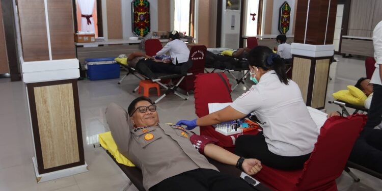 FOTO: RZL/MATAKALTENG - Kabid Humas Polda Kalteng, Kombes Pol Erlan Munaji, saat melakukan donor darah.
