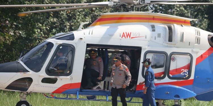 FOTO: MATAKALTENG - Kapolda Kalteng, Irjen Pol Nanang Avianto, saat memantau karhutla menggunakan helikopter.