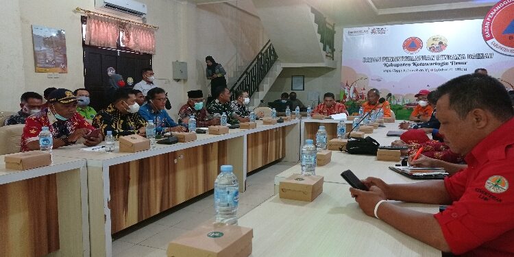 FOTO: DEVIANA/MATAKALTENG - Pemkab Kotim saat rapat evaluasi perpanjangan status tanggap darurat karhutla, Senin 2 Oktober 2023.
