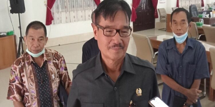 FOTO: MATAKALTENG - Ketua DPRD barsel, Farid Yusran, saat diwawancarai oleh sejumlah awak media,terkait terjadinya Karhutla di wilayah Barsel.