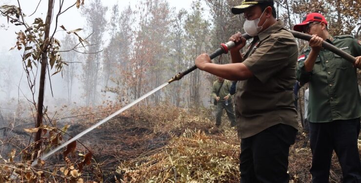 FOTO : IST/MATAKALTENG - Wakil Gubernur Kalteng H. Edy Pratowo saat mendampingi Wamen LHK Alue Dohong meninjau sekaligus membantu memadamkan Karhutla di wilayah Tumbang Nusa.
