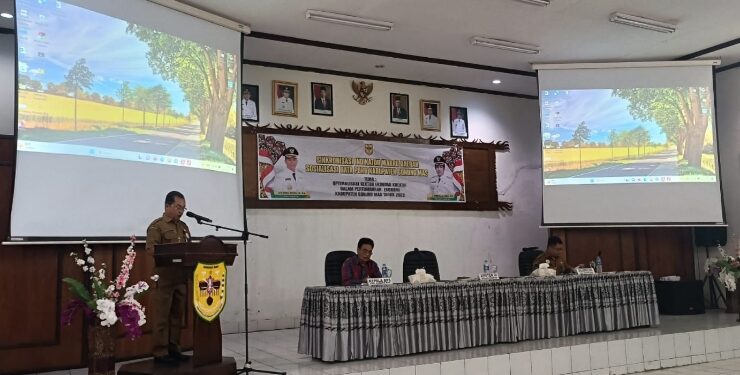 FOTO : DISKOMINFO SANTIK/MATA KALTENG - Pj Sekda Gumas Richard yang diwakili Asisten III Setda Letus Guntur (berdiri di podium) saat memberikan arahan pada kegiatan sosialisasi data PDRB, di aula kantor bappedalitbang, Senin, 2 Oktober 2023.