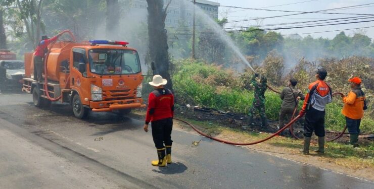 FOTO : DEVIANA/MATAKALTENG - Penanganan karhutla di lahan kosong Jalan Jendral Sudirman, Sampit oleh tim gabungan, Senin 2 Oktober 2023.