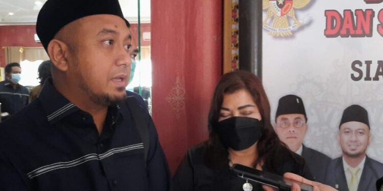 FOTO: OLIVIA/MATAKALTENG - Wakil Ketua DPRD Palangka Raya, saat diwawancarai wartawan.