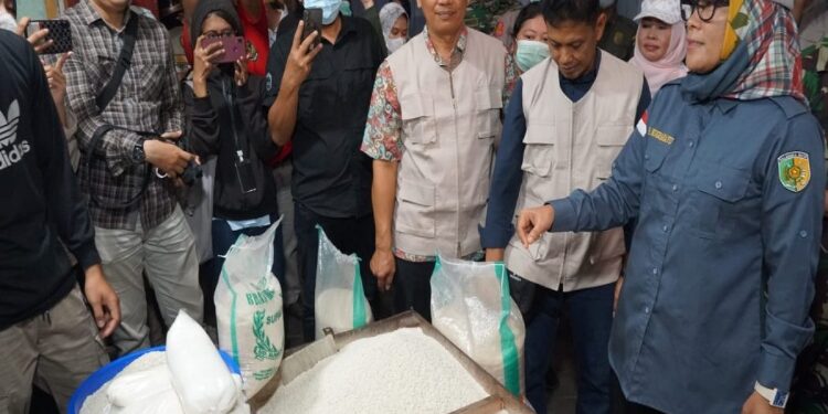 FOTO: OLIVIA/MATAKALTENG - Pj Walikota Palangka Raya, Hera Nugrahayu bersama unsur Forkopimda memantau pelaksanaan sidak bahan pokok.