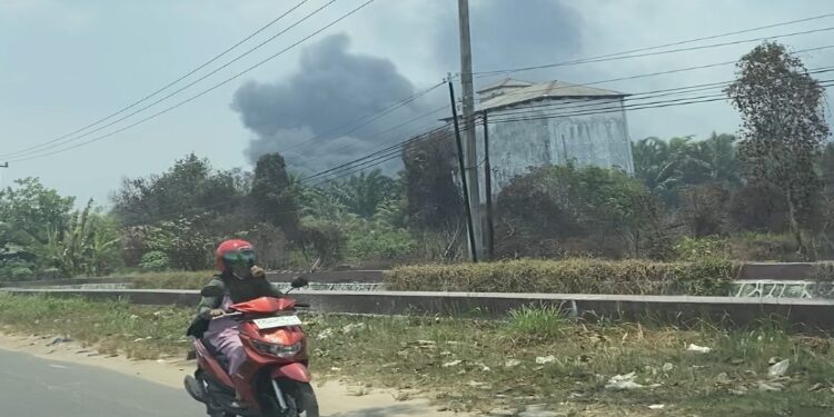 FOTO: DIAN/MATA KALTENG - Kondisi Jalan Pramuka, Sampit yang nampak asap membumbung tinggi akibat kegiatan membakar ban, 2 Oktober 2023.