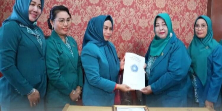 FOTO: PROKOM SERUYAN/MATA KALTENG - Fauziah Yulhaidir (tiga dari kiri) menyerahkan secara resmi jabatan Ketua TP PKK Kabupaten Seruyan kepada Ana Djainuddin Noor, sebagai Pj TP PKK Kabupaten Seruyan periode 2023-2024.