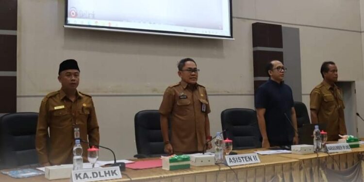 FOTO: PROKOM SERUYAN/MATA KALTENG - Asisten Perekonomian dan Pembangunan Setda Seruyan, Adhian Noor (dua dari kiri) saat menghadiri agenda kick off meeting penyusunan KLHS RPJMD dan RPJPD Seruyan di Aula Bappeda setempat, Selasa 3 Oktober 2023.