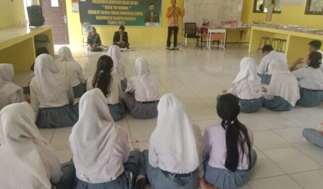 FOTO: IST/MATAKALTENG - Pengurus SMSI Barsel saat memberikan materi pelatihan jurnalistik, di Desa Penda Asam.