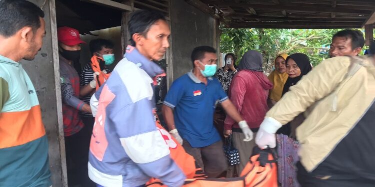 FOTO: AGUS/MATA KALTENG - Korban saat dievakuasi oleh petugas, Selasa 3 September 2023.