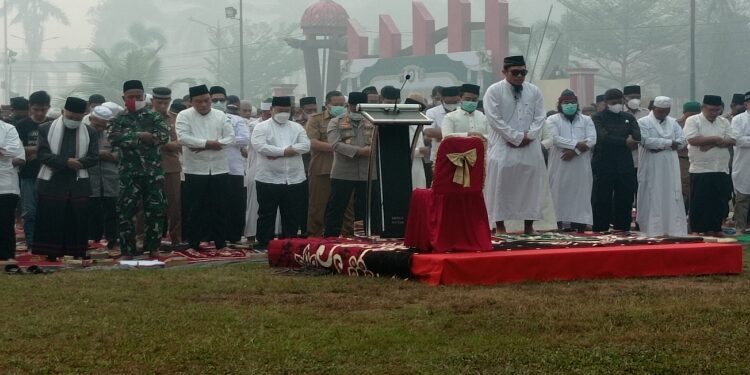 FOTO: DEVIANA/MATAKALTENG - Bupati Kotim dan masyarakat saat melaksanakan shalat Istisqo di halaman kantor bupati, Selasa 3 Oktober 2023.