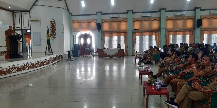 FOTO: DISKOMINFO SANTIK/MATA KALTENG - Bupati Gumas Jaya S Monong yang diwakili Asisten I Setda Lurand memberikan arahan pada kegiatan diklat SDM kesenian tradisional serta bimtek pemandu wisata dan pengelola kebudayaan tahun 2023, di GPU Damang Batu, Selasa 3 Oktober 2023.